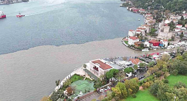 İstanbul Boğazı'nda Şaşırtan Manzara! Sağanak Sonrası Deniz İki Renge Büründü