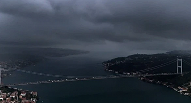 İstanbul'da Sağanak Alarmı! Gökyüzü Bir Anda Karardı, Valilik Saat Vererek Uyardı