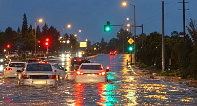 İstanbul'da Sağanak Hayatı Felç Etti! Pendik ve Tuzla'da Yollar Sular Altında Kaldı