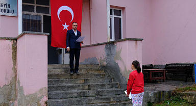 Koca Okulda Bir Öğretmen, Bir Öğrenci! Cumhuriyet Bayramı’nı Birlikte Kutladılar
