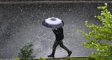 Meteoroloji'den Peş Peşe Uyarılar! İstanbul Dahil Çok Sayıda İlde Sağanak ve Fırtına Alarmı
