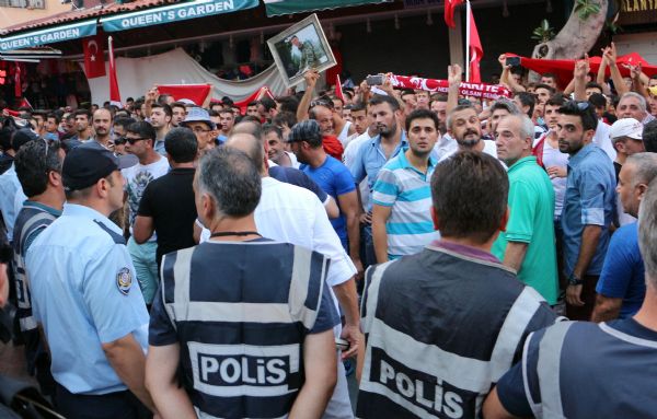 HDP Binasına Türk Bayrağı astılar