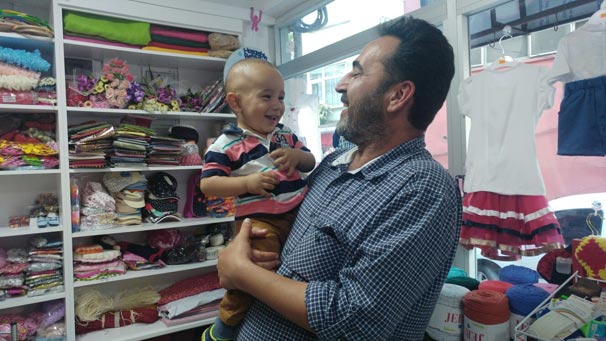 1 Yaşındaki Oğlunu Tuhafiyeciye Bırakıp Kayıplara Karıştı! Her Yerde Aranıyor