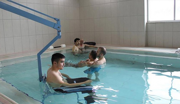Felçli Hastalara Havuzlu Tedavi