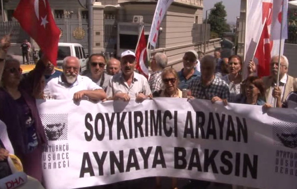 ADD Üyelerinden Soykırım Protestosu