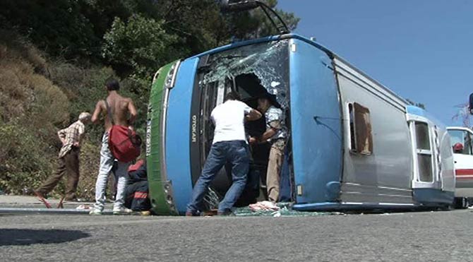 Beykoz'da otobüs devrildi