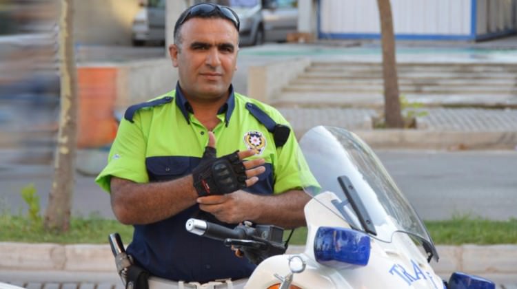 Kahraman Polisin Teröristlerin Üzerine Gittiği An!