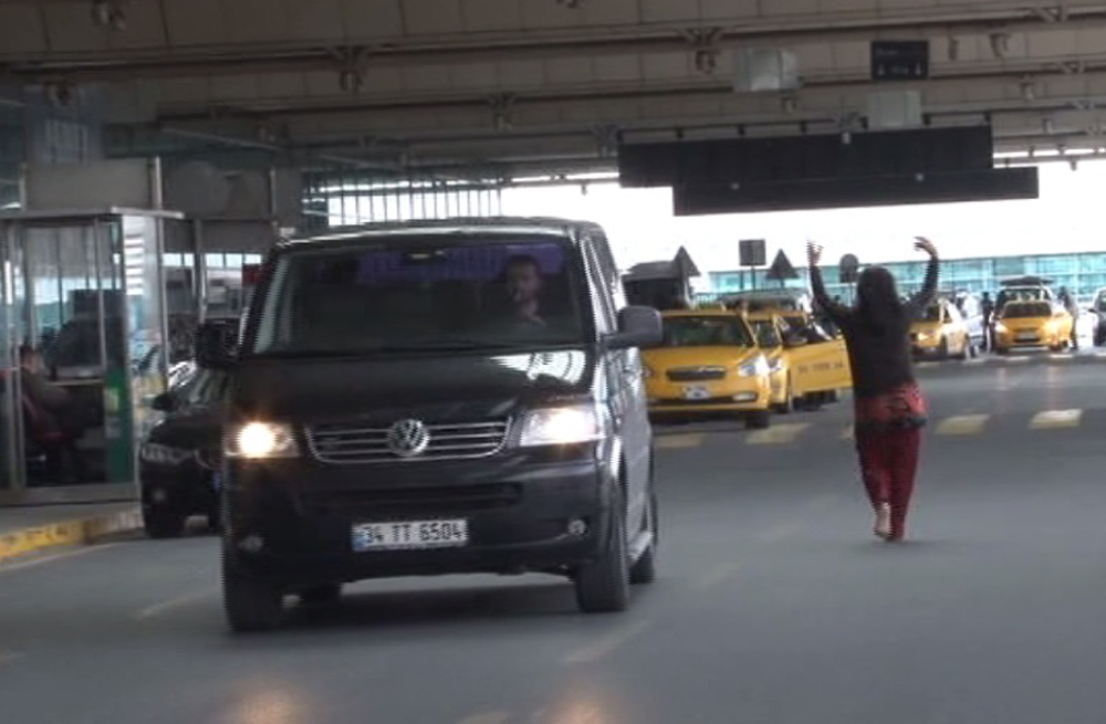 Özbek Kadın Havalimanını Karıştırdı