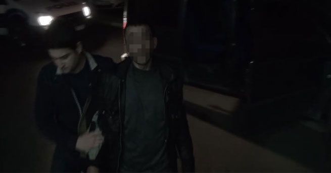 Akli dengesi Yerinde Olmayan Genç Aprona Girdi