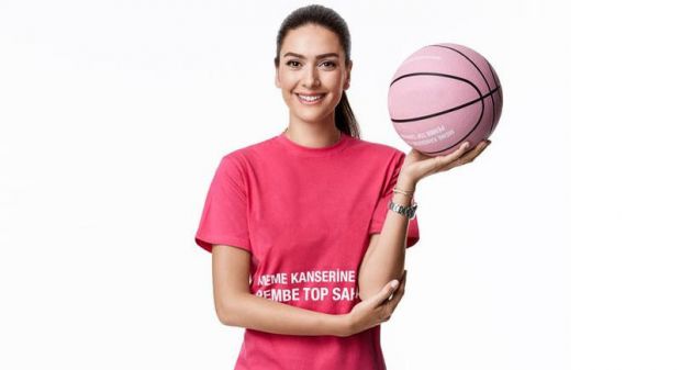 Bergüzar Korel'den Pembe Toplu Destek