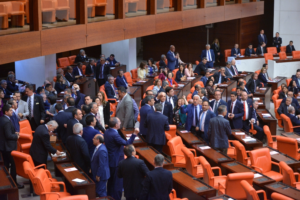 CHP'li Vekiller Genel Kurul'u Terk Etti
