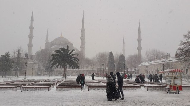 İstanbul'da Kar Yağışı Başladı, Sıcaklıklar Düşüyor!