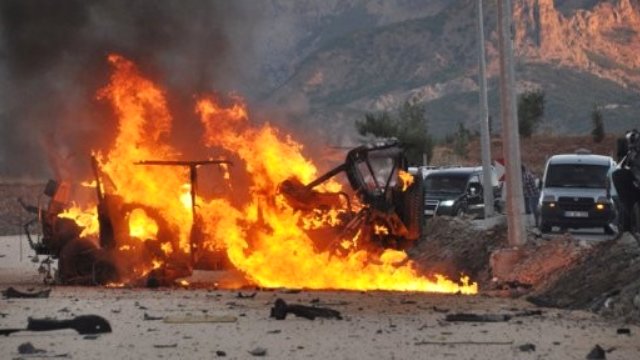 2 Ton bomba yüklü araç patlatıldı