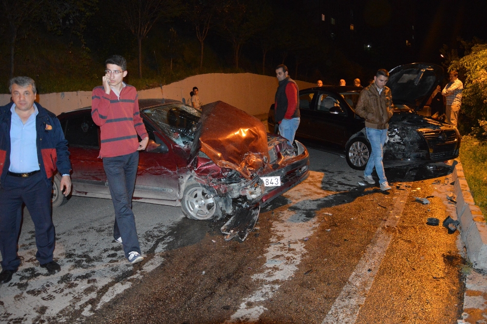 Tokat'ta İki Otomobil Çarpıştı