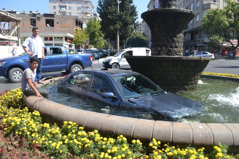 Kahramanmaraş'ta araba süs havuzuna uçtu