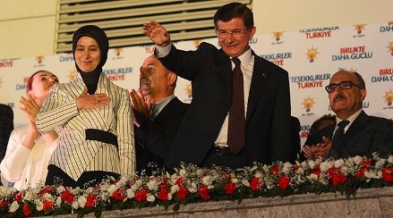 Davutoğlu, balkon konuşmasına hazırlanıyor.