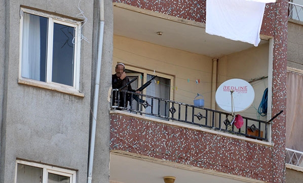 Balkona Çıkıp Pompalı Tüfekle Dehşet Saçtı