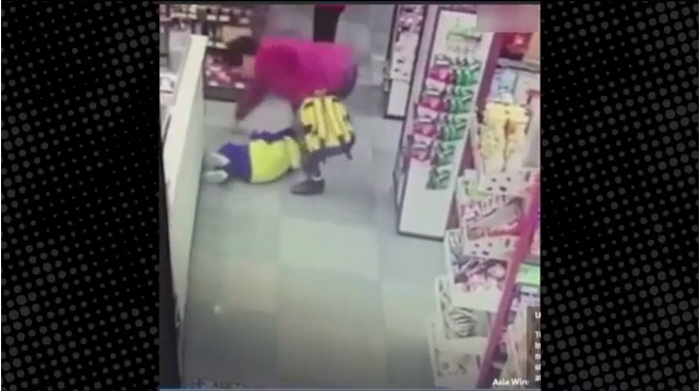 Bunu Yapan Öz Anneanne! Markette Şeker İsteyen Torununu Yerde Dakikalarca Tekmeledi