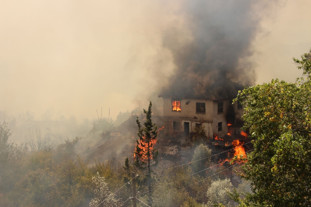 Antalya Kumluca'daki Yangın Büyüdü
