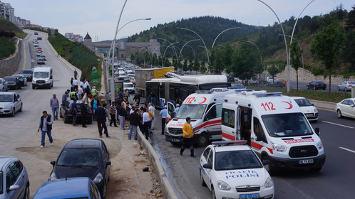 Tır, Belediye Otobüsüne Çarptı;20 Yaralı