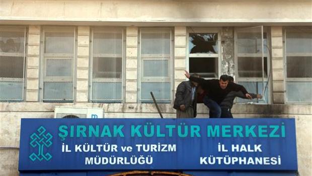 Çocuk dolu kütüphaneye bomba attılar