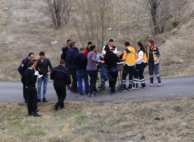 Ankara'da Kendini Ağaca Asan Genci Vatandaşlar Son Anda Fark Edip İpten Aldı