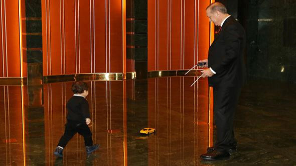 En Değerli Kare! Cumhurbaşkanı Erdoğan Torunuyla Fotoğraf Paylaştı, Beğen Butonu Çöktü