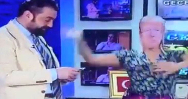 Flash TV'den İlginç Dolar Tepkisi! Trump Maskeli İki Kişiyi Oynatıp Dolar Taktılar
