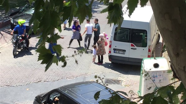 İstanbul'da Baba Küçük Çocuğunun Gözleri Önünde Eşine Bıçak Çekti