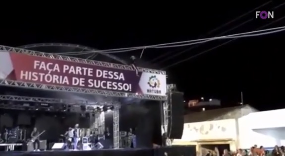 Kömürleşmiş Bedeni Sahneye Düştü! Konser Sırasında Sahnenin Üzerine Çıkan Seyirci Elektrik Akımına Kapılarak Feci Şekilde Can Verdi