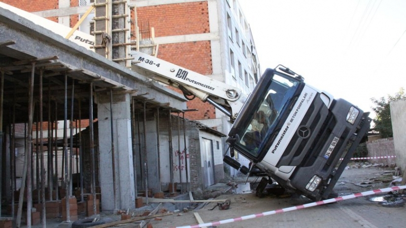 Manisa’da Facia! Beton Pompası İnşaat İşçilerinin Üstüne Devrildi: 1 Ölü 2 Yaralı