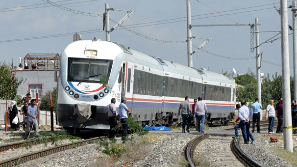 Mersin’de Feci Olay! Tren Raylarına Yatıp İntihar Etti