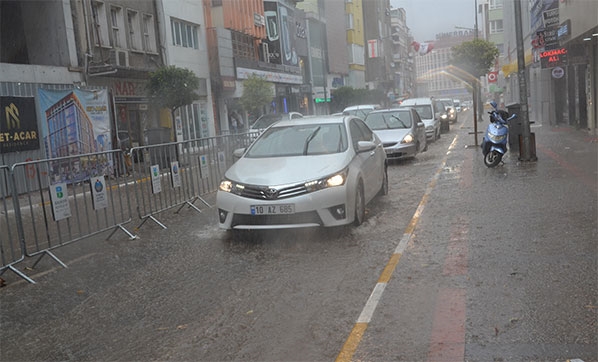 Meteoroloji Uyarmıştı! Bir Çok İlde Sağanak Yağış Başladı