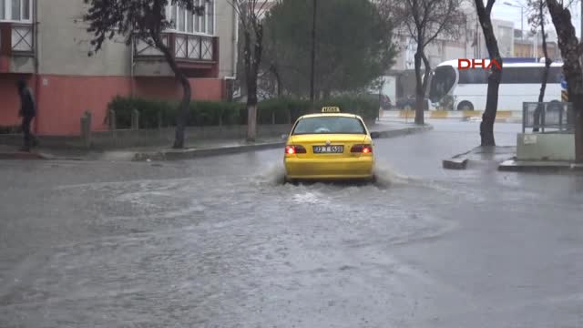 Sağanak Yağış Edirneyi Esir Aldı! Araçlar ve Evler Sular Altında