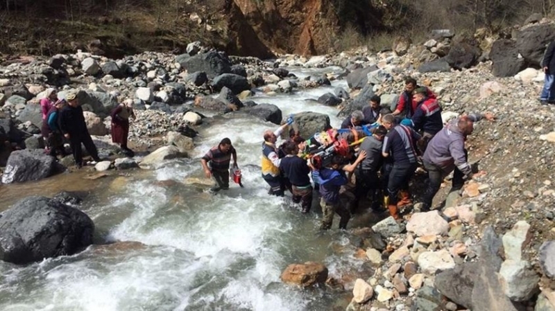 Rize’de Kestikleri Ağacın Altında Kalan Amca Ve Yeğeni Ölümden Döndü