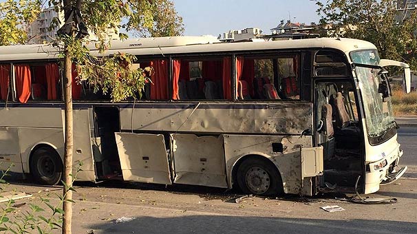 Son Dakika! İzmir’de Hain Bombalı Tuzak! Bu Sefer Cezaevi Aracı Hedef Alındı