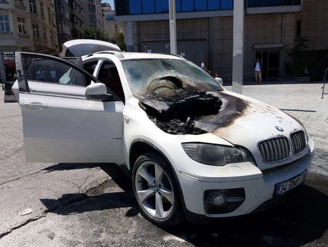 Taksim’de Korku Dolu Anlar! Lüks Cip Alev Aldı Dakikalar İçinde Küle Döndü