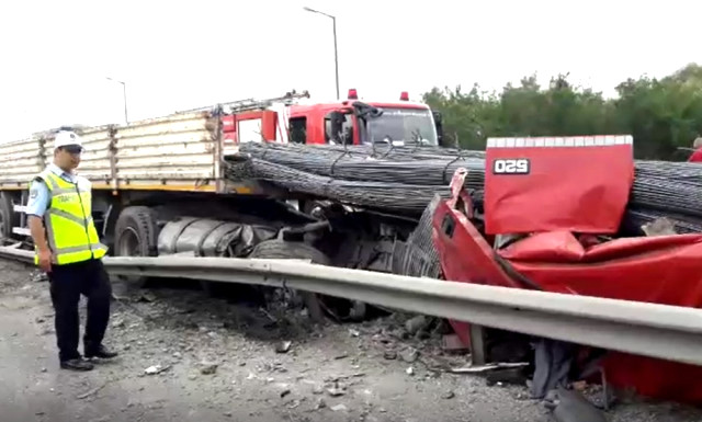 Taşıdığı Demirler TIR’ı İkiye Böldü! Trafik Kapatıldı