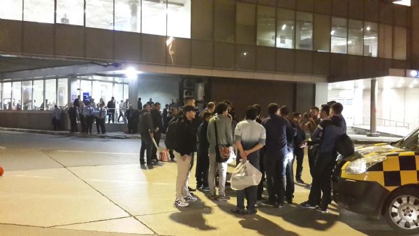 Yolcular Apronda Yol Kapattı!