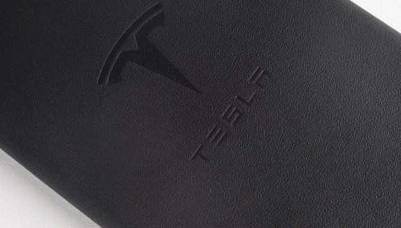 Tesla,iPhone Kılıfı Üretiyor!