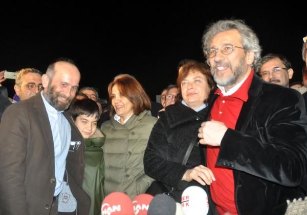 Dündar ve Gül'ün Tahliyesinden İlk Kareler