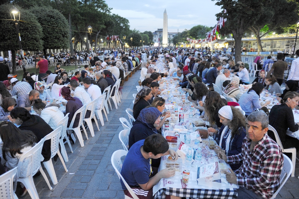 Sultanahmet'te 20 Bin Kişilik İftar