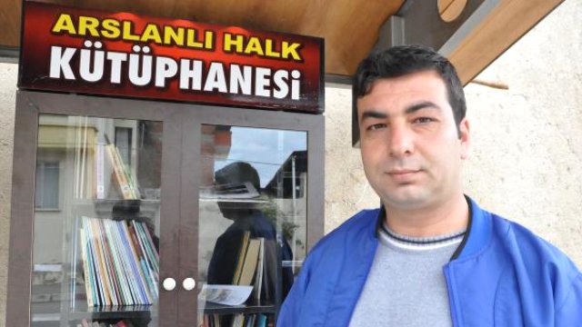 Temizlik İşçisi Minibüs Durağına Kitaplık Yaptı