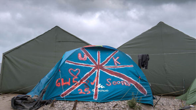 Fransa'da Göçmen Kampının Önüne Beton Duvarlar Örülüyor