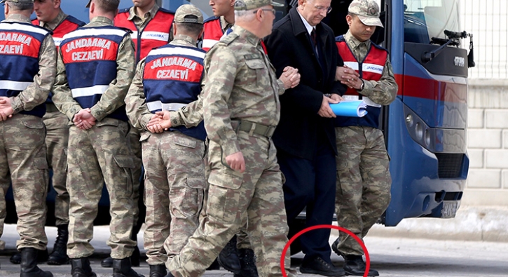 Adem Huduti Mahkemeye Getirilirken Ayakkabılarında Bağcık Olmaması Dikkat Çekti