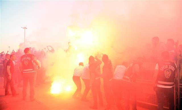 Van Persie için efsane karşılama töreni