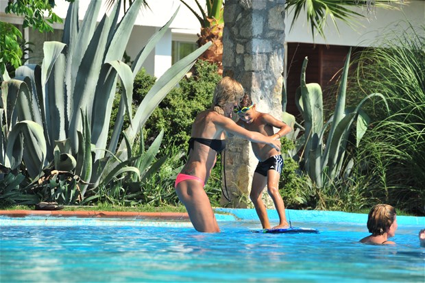 Çağla Şikel'in Kıyafetine Evlat Ayarı