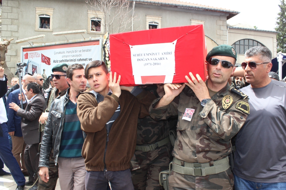 Şehidin Tabutunu Oğlu Taşıdı
