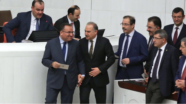 Kemal Kılıçdaroğlu, Meclis'teki El Ele Görüntüyü Açıkladı