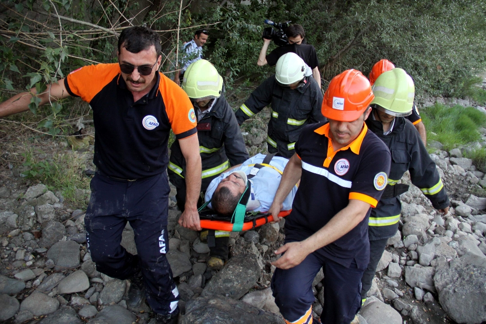 Çaya Düşen Alkollü Adam Kurtarıldı